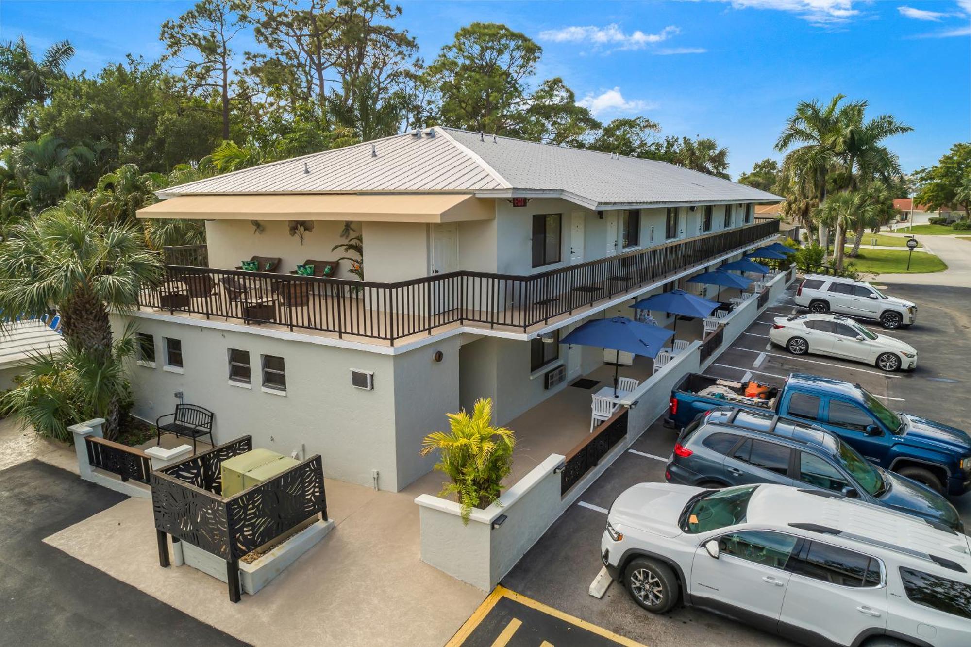 The Fairways Inn Of North Naples Екстериор снимка