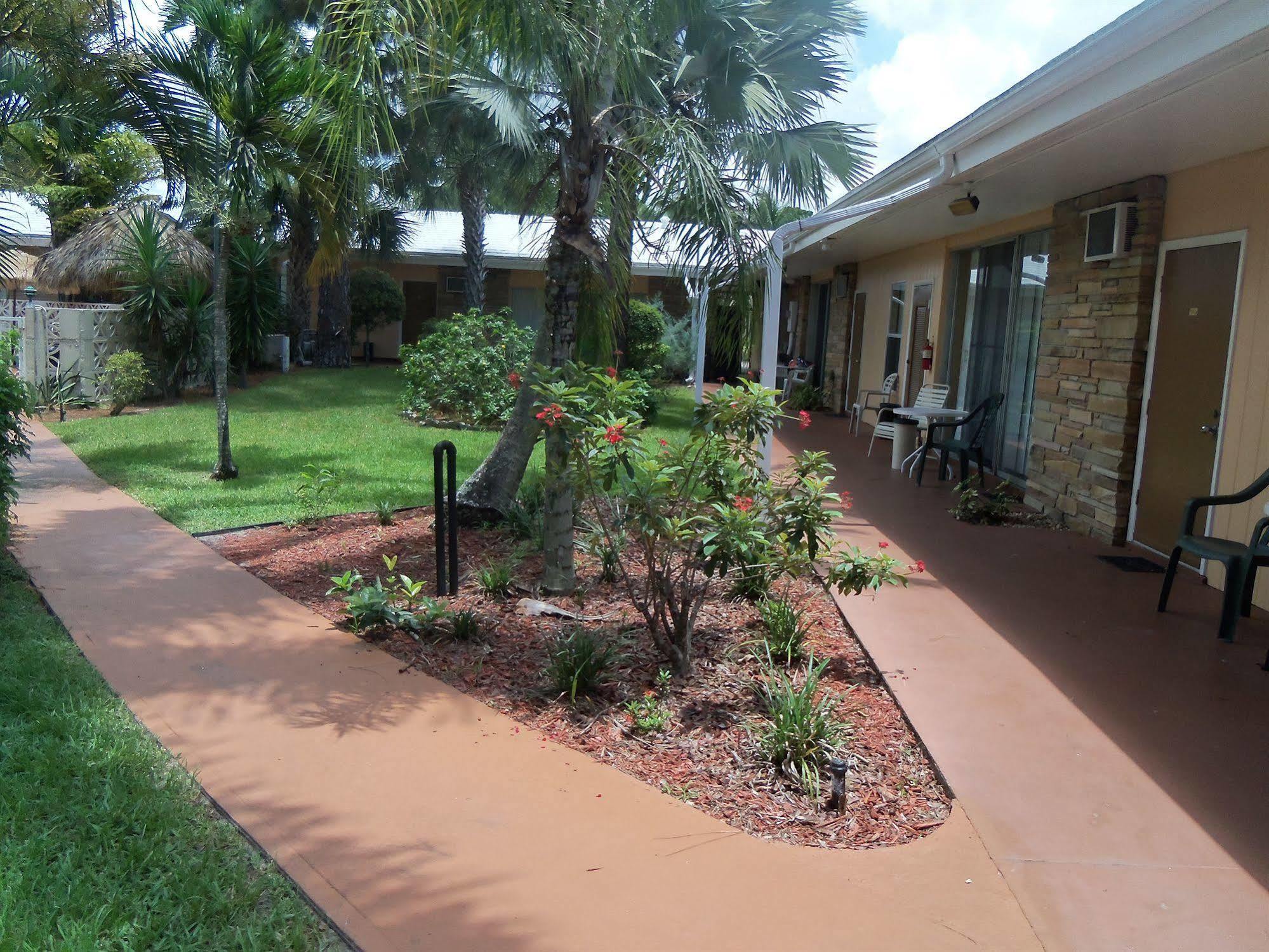The Fairways Inn Of North Naples Екстериор снимка